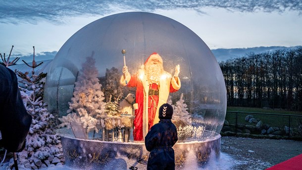 En jul, vi aldrig vil glemme. Her er julemanden i en coronasikker plastikboble i Aalborg Zoo. 