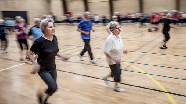 Vi skal bruge forskningen i sund aldring til at tænke og arbejde sammen, hvis vi skal nå målet om at flere borgere lever lange, sunde liv, skriver fire sundhedsdekaner.