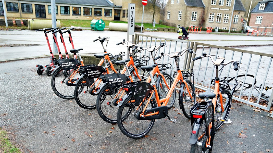 Det skal koste et gebyr at udleje cykler og løbehjul på de københavnske gader. Men uenighed over beløbets størrelse forsinkede torsdag processen. Hør hvordan og hvorfor i denne podcast.