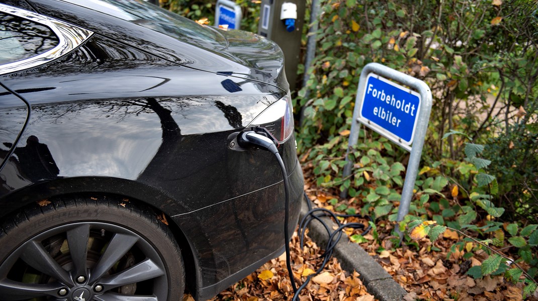 SF har konkret foreslået at omlægge hver tredje parkeringsplads i kommunen til lige dele elbiler, delebiler og ladcykler, skriver Astrid Aller (SF) og Rasmus Hammer-Jakobsen (SF).