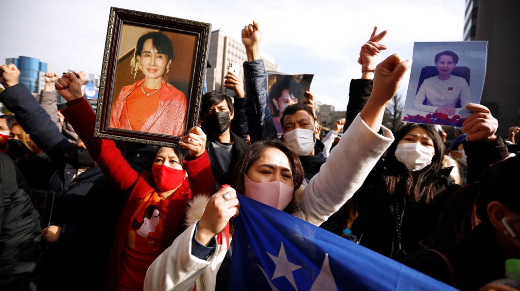 Myanmars militær har fjernet Aung San Suu Kyi og hendes støtter fra magten med anklager om udbredt svindel ved sidste års valg, der sikrede demokratiikonet en jordskredssejr. Det har fået flere burmesere til at gå på gaden i blandt andet Thailand (billedet) og Japan for at protestere.