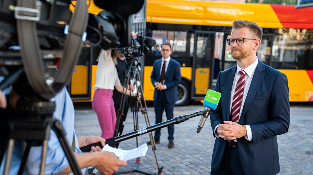 Benny Engelbrecht (S) mener, at kollektiv trafik, jernbaner og cykler kan øge sammenhæng i rejser. Kollektiv trafik og jernbaner er hos os et ikke-eksisterende alternativ til bilen, mener borgmestre.