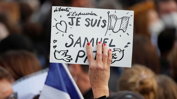 Demonstranter mindes den franske historie- og geografilærer Samuel Paty, som blev halshugget på åben gade sidste år.