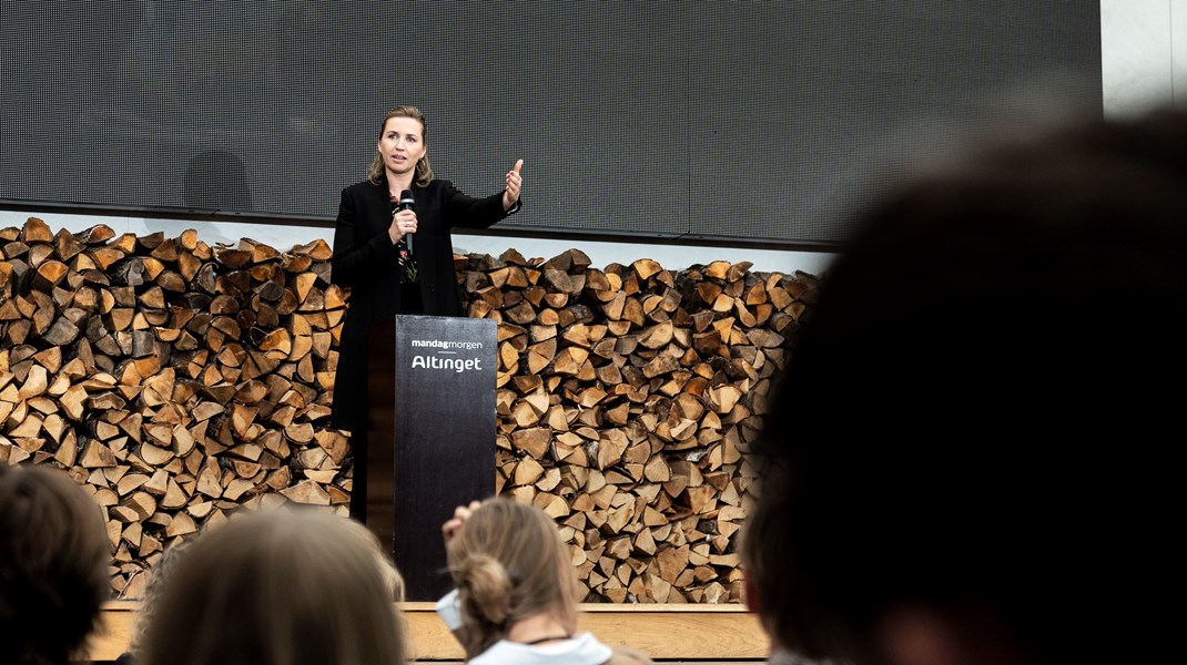 Mette Frederiksen vil have ”fuldstændig epidemikontrol”, før flere elever kommer tilbage i skole.