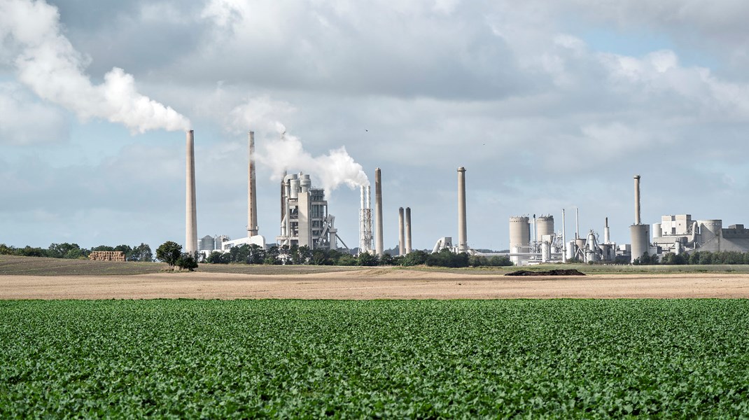 Lagring er en del af svaret, når vi skal begrænse koncentration af CO2 i atmosfæren. Vi kan starte med at fange CO2 ved punktkilder som forbrændingsanlæg og cementproduktion, skriver Thomas Damkjær Petersen. Her Aalborg Portland Cementfabrik.