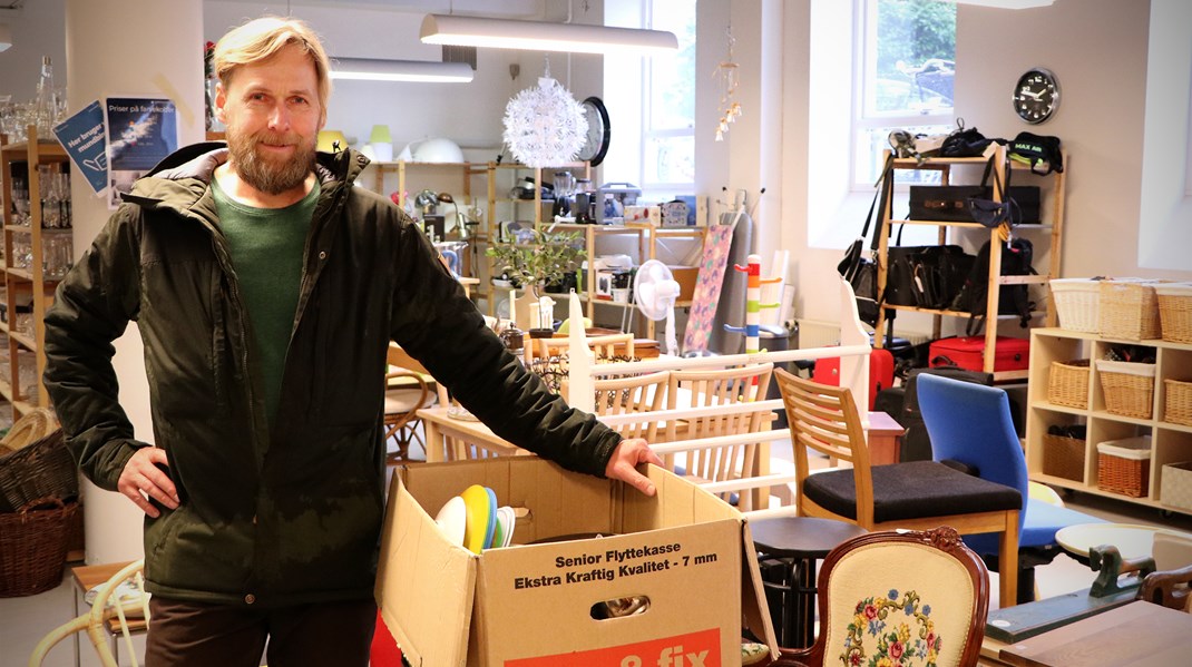 Social vicevært hos
Mandecentret Niels Lamhauge med en kasse køkkengrej fra Loppeshoppen.