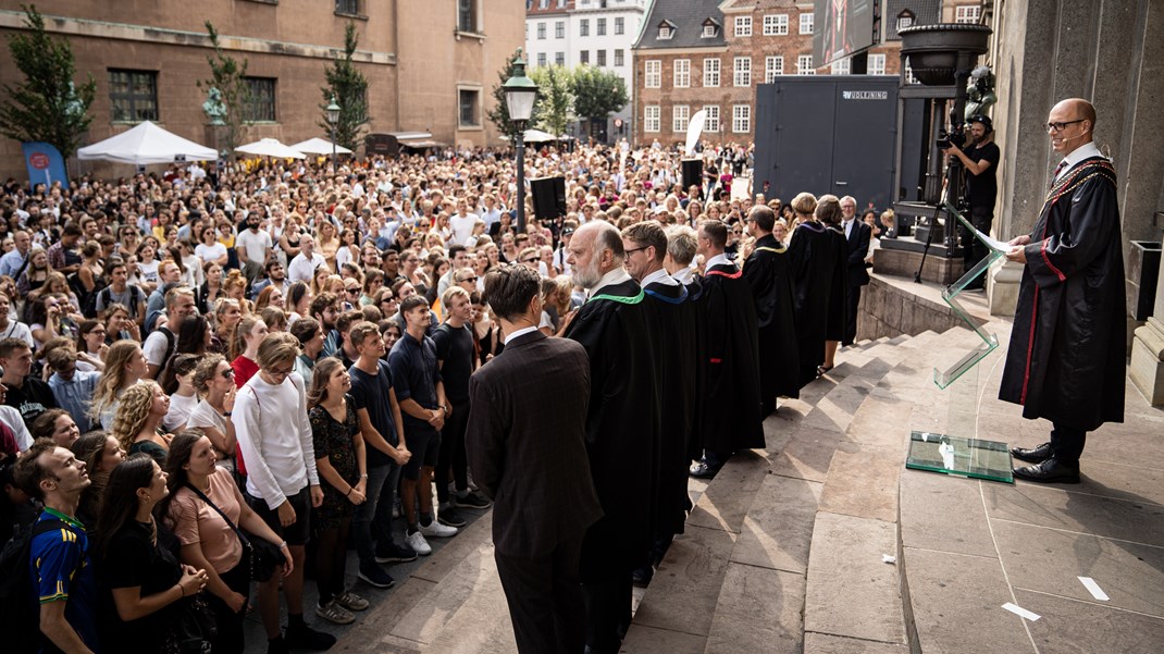 Københavns Universitets rektor, Henrik C. Wegener, holder tale bag prorektor og dekaner før immatrikulation på Frue Plads i København.