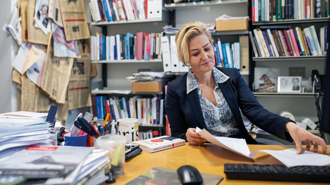 Så sent som i sidste uge lukkede den sidste regeringskritiske radio i Ungarn, og i Polen pålagde regeringen medierne en ny skat for at lukke munden på kritiske medier, skriver Marlene Wind. 