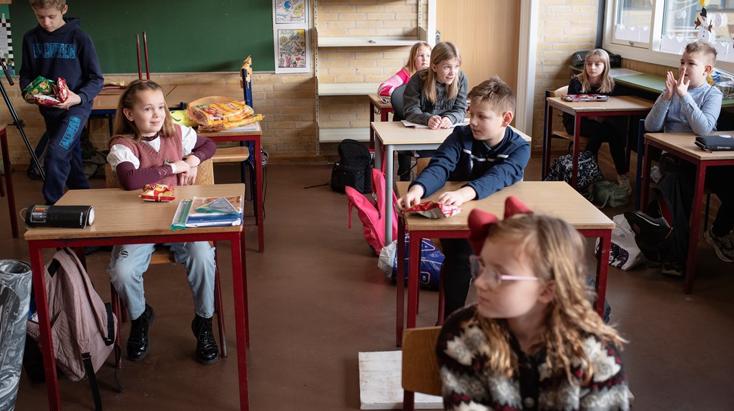 Vi skal som samfund investere mere i de skoler og elever, der ikke lykkes. Det kan blandt andet ske gennem målrettede indsatser og to-lærerordninger, skriver Mie Dalskov Pihl.