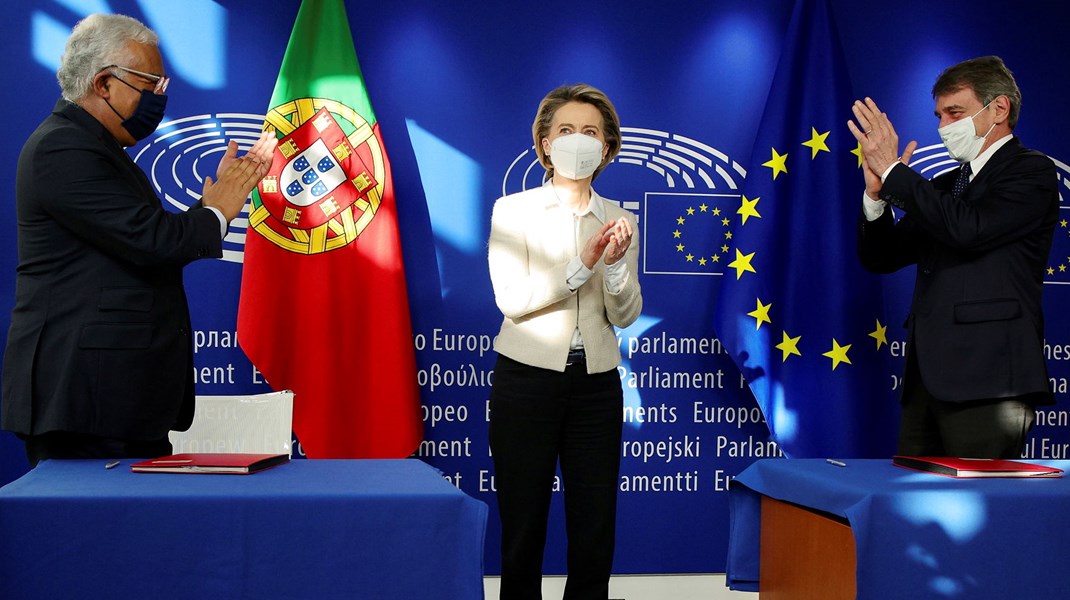 Ikke mindre end tre formænd skal der til for at lede konferencen. EU-kommissionsformand Ursula von der Leyen i midten, formand for Europa-Parlamentet David Sassoli (t.h.) og den portugisiske premierminister og siddende formand for EU's Ministerråd, Antonio Costa (t.v.).