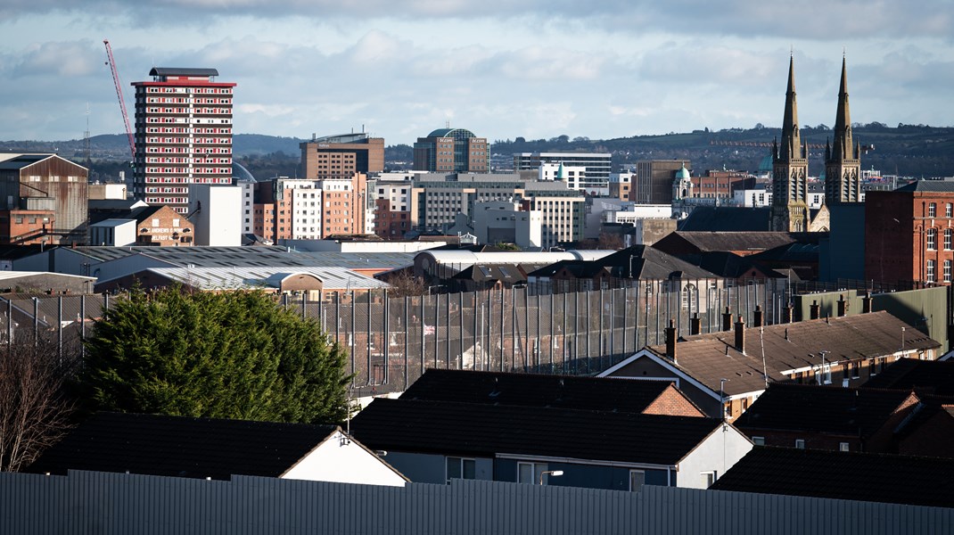 Fredsmuren opdeler protestantiske og katolske nabolag i Belfast. Splittelsen i Nordirland er blevet forværret med Brexit, skriver to specialestuderende ved Institut for Antropologi. 