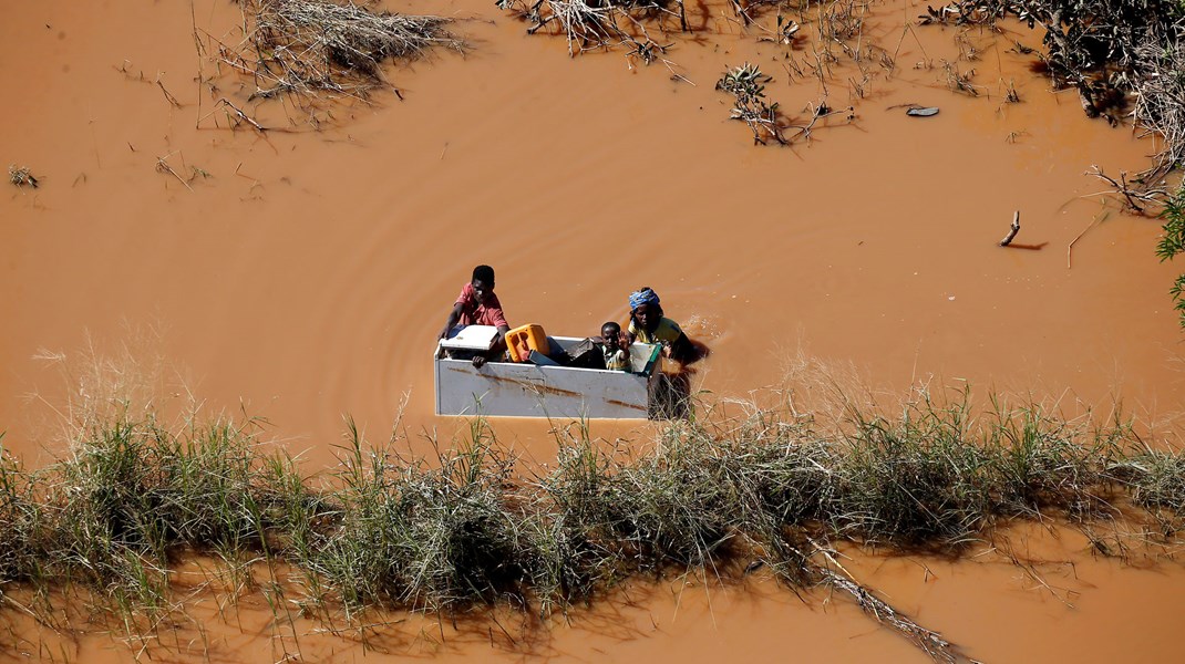 Arkivfoto: Et barn bliver transporteret på et køleskab oven på oversvømmelser skabt af cyklonen Idai, der ramte Buzi, Mozambique, i 2019.