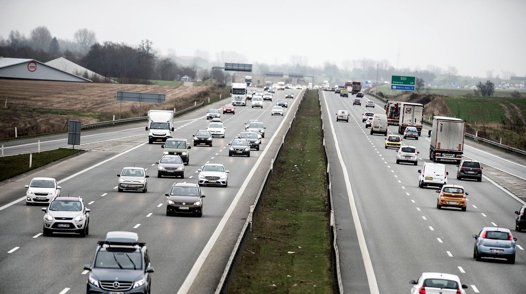 Danmark har over 1.000 kilometer motorvej, og meget af den går igennem tæt bebyggede områder, skriver Dan Kornbek Christiansen og Henrik Sørensen.