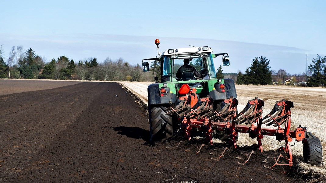 Når jorden pløjes, er den lagt nøgen for vind og vejr, der giver erosion. Det fører til forurenende tab af især fosfor til vores vandmiljø. Derfor skal vi hverken pløje eller harve jorden, skriver Henrik Terp.