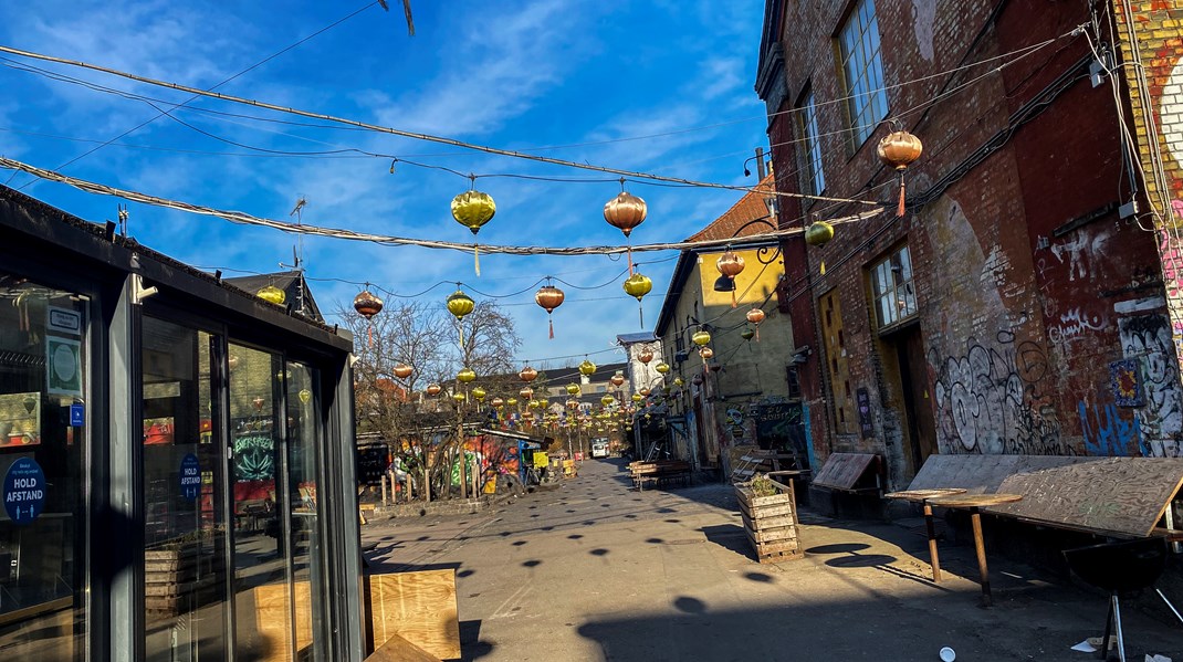 Gaderne på Christiania står tomme, og butikkerne er lukket. 