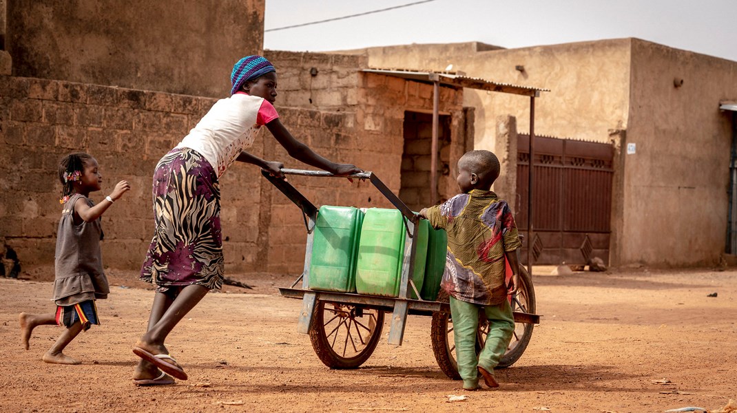 Lokale henter vand ved en danskstøttet drikkevandsforsyning drevet af en lokal kvinde i Kaya, Burkina Faso, som i januar 2020 fik besøg af daværende udviklingsminister Rasmus Prehn (S), som satte fokus på internt fordrevne i landet og besøgte danskstøttede initiativer.