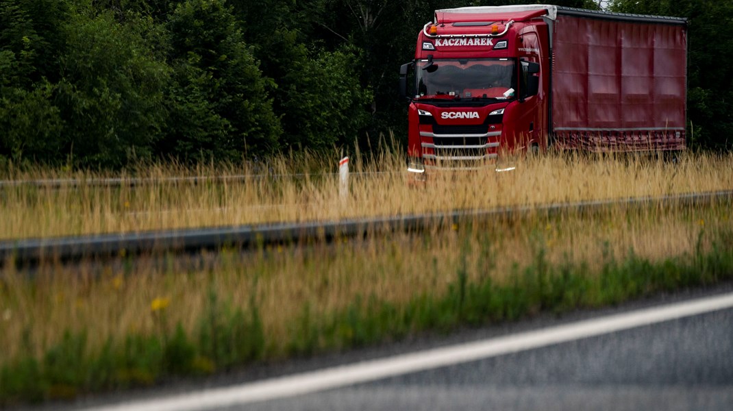 Vejpakkernes krav om, at både chauffør og bil med en vis frekvens skal returnere til hjemlande giver en klimagevinst og dæmmer op for social dumping, mener Erik Østergaard.