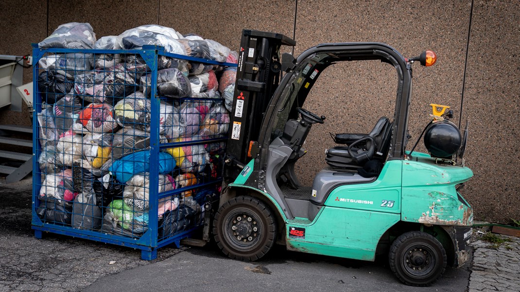 Flere gaffeltrucks har som denne stået stillet under coronakrisen. ”Det er altså svært at lære at svejse eller køre gaffeltruck foran en computer,” som adm. direktør i Pensiondanmark, Torben Möger Pedersen, formulerer det.