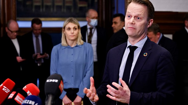 Udenrigsminister Jeppe Kofod (S), forsvarsminister Trine Bramsen (S) og justitsminister Nick Hækkerup (S) skulle fredag forklare sig i sagen om danske børn i syriske fangelejre ved et ekstraordinært møde i Udenrigspolitisk Nævn. Men mødet var 