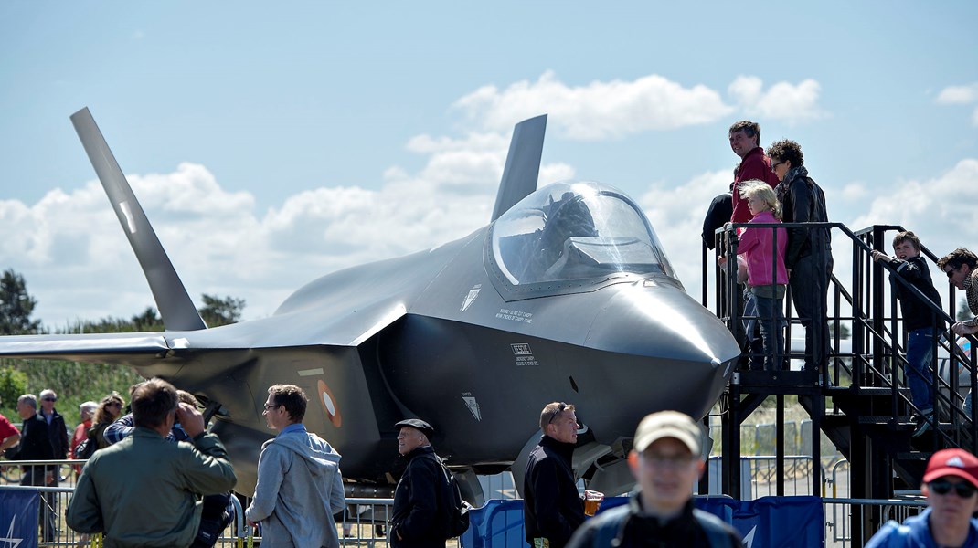 Mock-up af F-35 fly ved Danish Airshow i Karup i juni 2014.