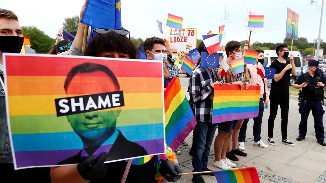 Polen har indført LGBT-frie zoner i mere end 100 områder. De er ikke juridisk gældende, men en del af regeringskampagnen for kernefamilien. Her ses demonstranter, der protesterer imod landets præsident, Andrzej Duda.