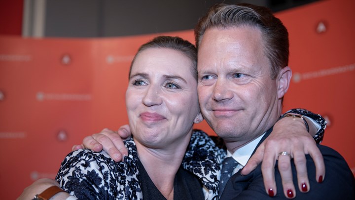 Mette Frederiksen med Jeppe Kofod på EU-parlamentsvalgaftenen.