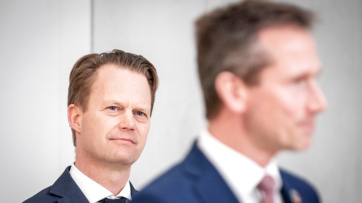 Udenrigsministeren er kommet i intern modvind blandt sine medarbejdere efter udpegelsen af Venstres Kristian Jensen (i forgrunden) til en diplomatisk post.