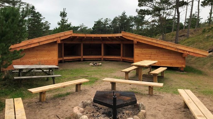 Staten har via Naturstyrelsen og Skovdistrikterne for danskernes skattekroner længe og i stigende grad etableret shelters mange steder i naturen., skriver Mikal Holt Jensen.