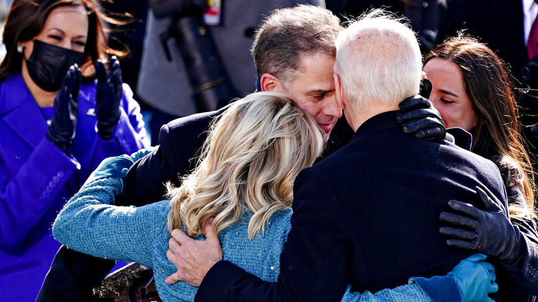 Hunter Biden omfavner Joe og Jill Biden ved indsættelsen i januar.