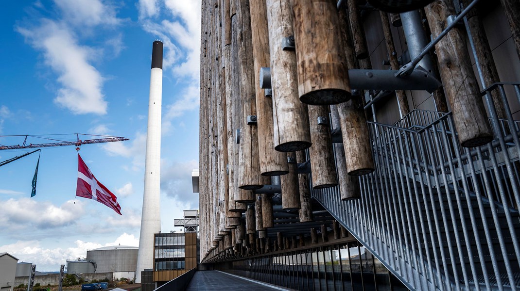 Afbrænding af træ bør ikke benævnes vedvarende energi, og muligheden for at statsstøtte bør afvikles, skriver XXXX. Her Københavns nye biomassefyrede kraftvarmeværk, indviet august 2020.