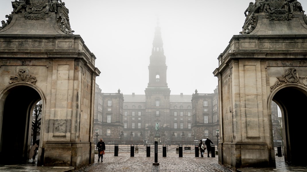 At arbejde på Christiansborg kræver utrolig meget af dem, som vælger det, skriver Søren Søndergaard. 