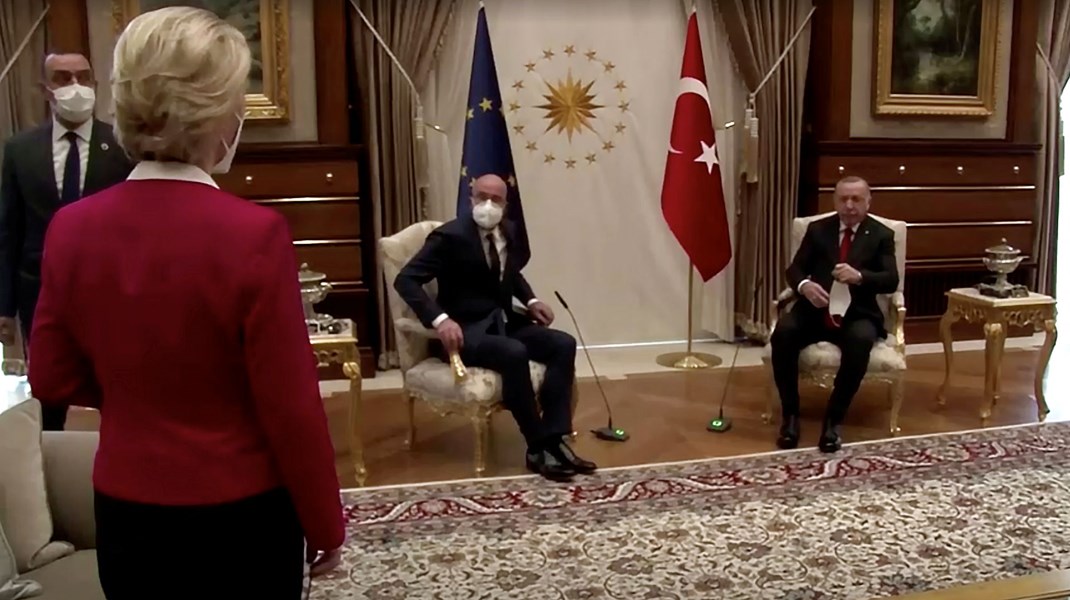 Tyrkiets præsident Recep Tayyip Erdoğan og EU-rådsformand Charles Michel satte sig til rette i to stole, mens kommissionsformand Ursula von der Leyen blev henvist til en sofa et stykke væk, under et besøg i Tyrkiet tirsdag. 