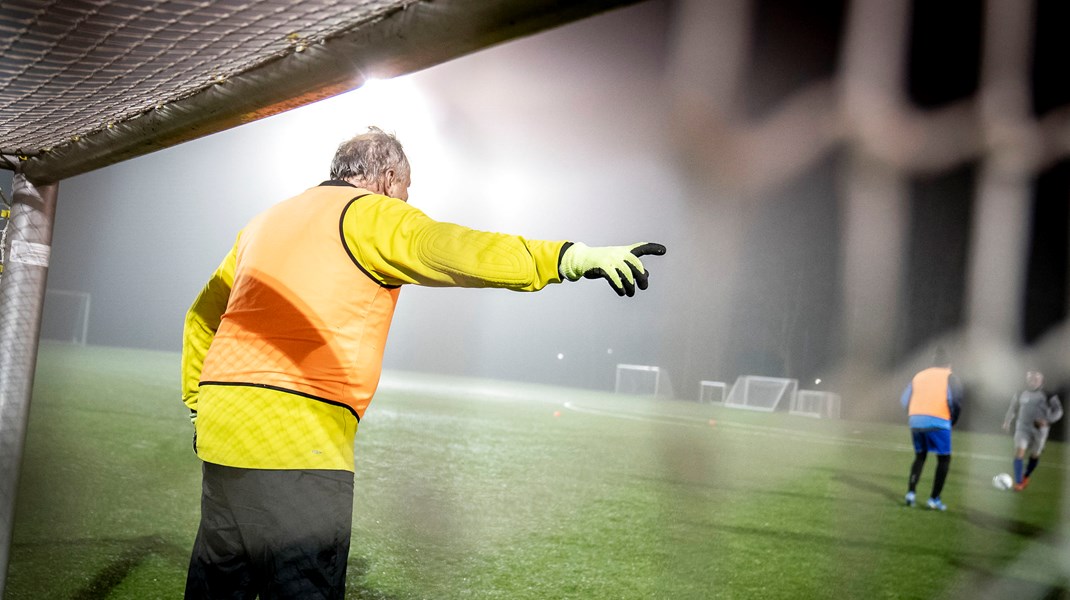 Old boys-spillere i Karlslunde kunne for nylig begynde træningen igen efter corona-nedlukning. Nu begynder Altinget at skrive om de politiske kampe på og uden for fodboldbanen.