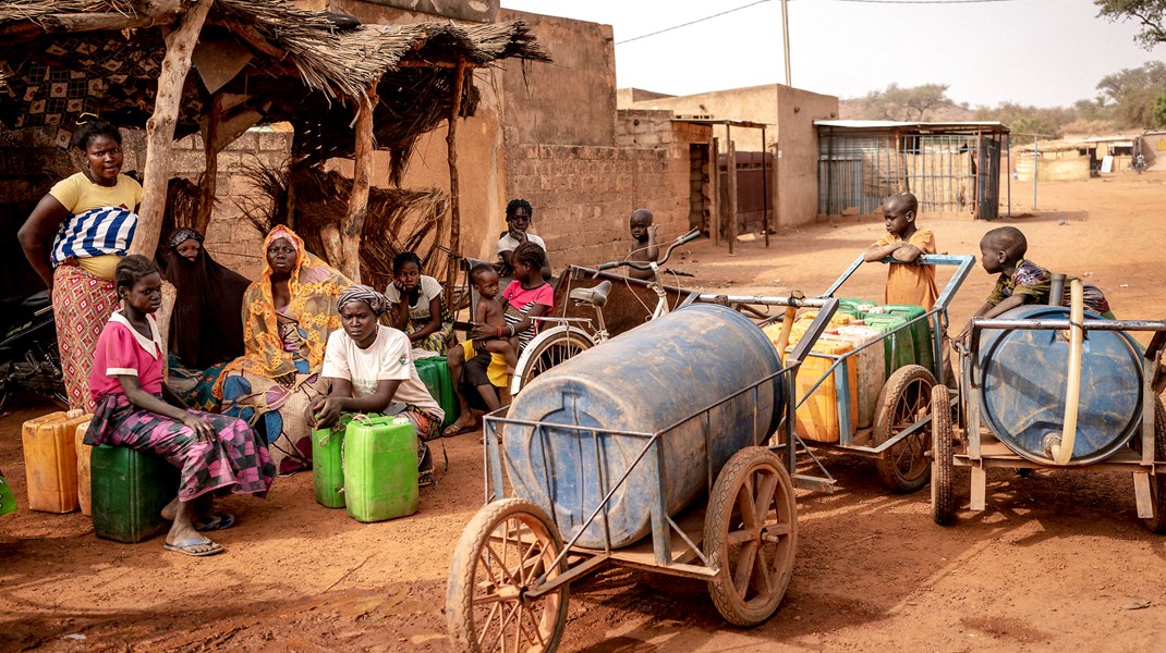 Lokale henter vand ved en danskstøttet drikkevandsforsyning drevet af en lokal kvinde i Kaya, Burkina Faso, en tirsdag i januar 2020. 