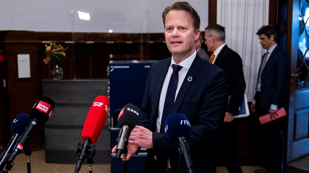 Som EU-positiv udenrigsminister skal Jeppe Kofod (S) holde statsminister Mette Frederiksen (S) stangen og samtidig forsøge at varetage danske økonomiske og politiske interesser i Europa. Det er ikke nemt, skriver Erik Boel.