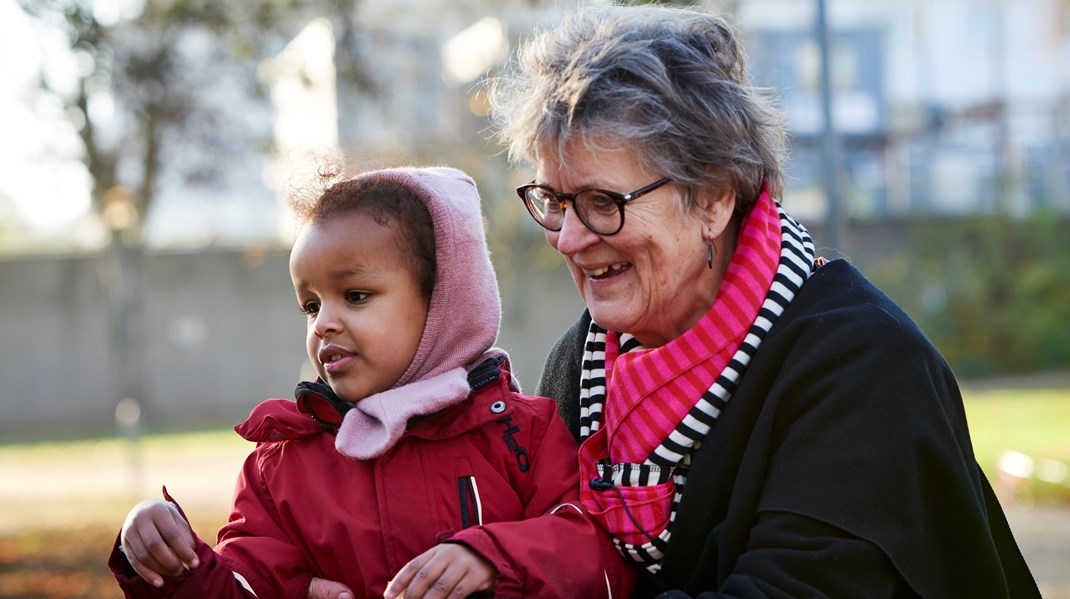 En af de frivillige i 2 Timer om Ugen, Karen Maigaard, sammen med Zainab. 