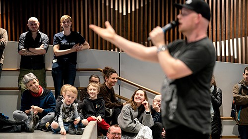 Projektet 'Som man siger' formidler det danske sprogs mangfoldighed gennem eksempelvis podcast og liveshows med rapperen Per Vers. (Foto: Som man siger)