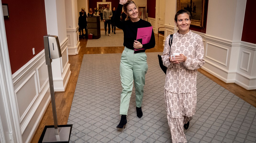 Lotte Rod (th) står sammen med kollegaen Katrine Robsøe bag samrådet .