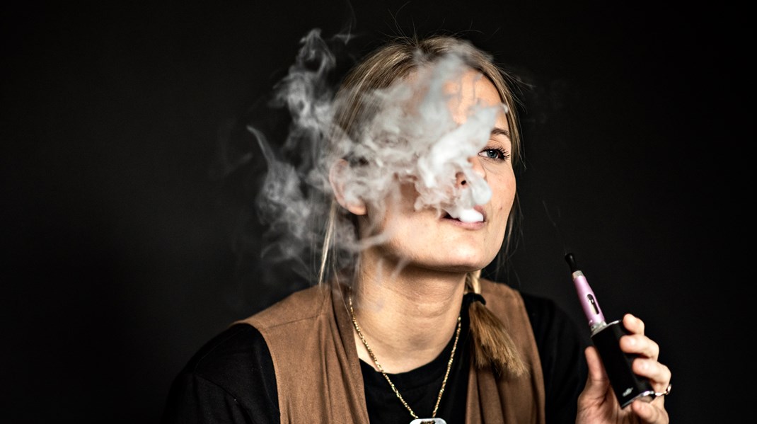 I England har man set en stigning i antallet af e-cigaretbrugere samtidig med et fald i rygere. Vi bør have samme liberale tilgang til tobaksalternativerne herhjemme, skriver Magnus Von Dreiager og Helene Fagerholt. 