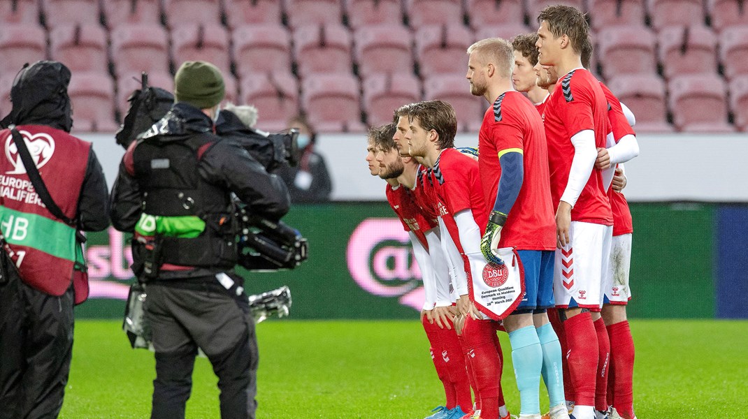 Herrelandsholdet får taget holdfoto iført særlig trøje for at markere protest mod menneskerettighedsforholdene i Qatar. 