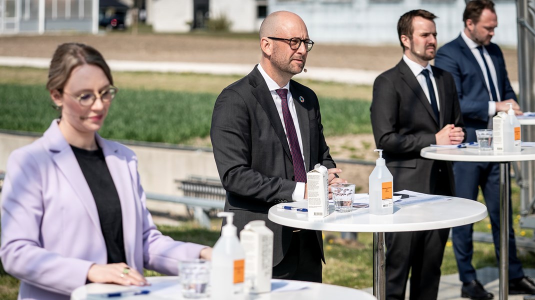 Støttepartierne og lobbyisterne ryster på hovedet mens oppositionen afventer. Her er reaktionerne på regeringens klimaudspil for landbruget. 