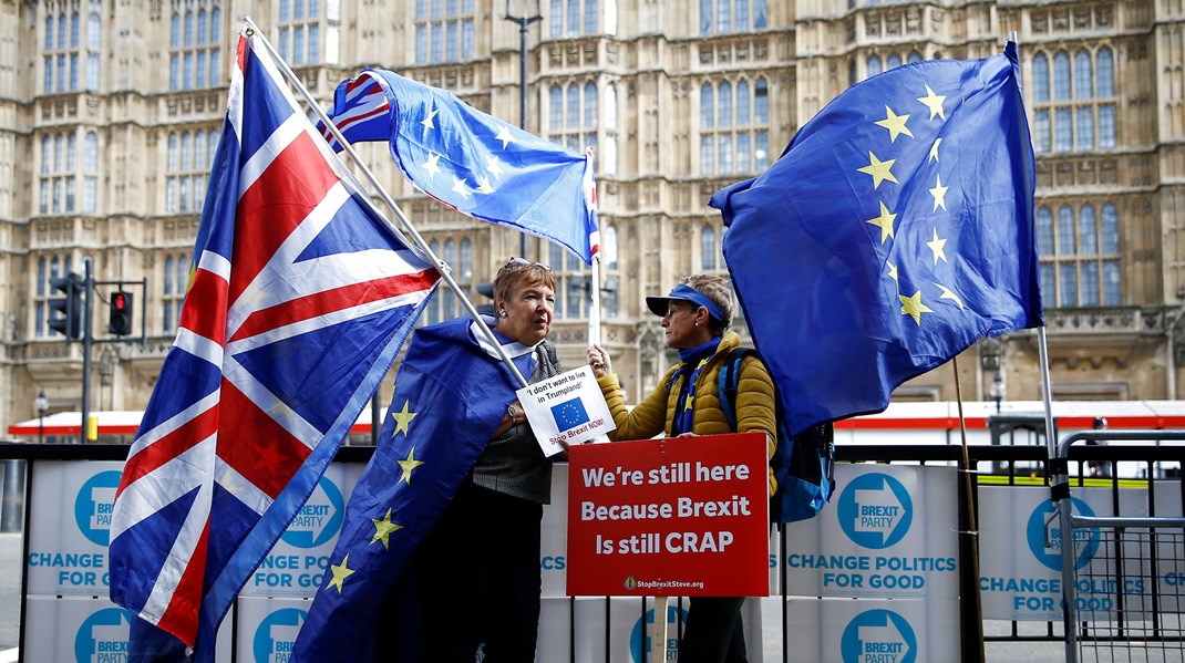 Anti-Brexit demonstranterne foran det britiske parlament i 2019 havde ikke held med at standse landets udmeldelse af EU. Nu har Europa-Parlamentet vedtaget en aftale om fremtidens handelsforhold med Storbritannien.