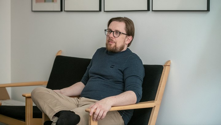 Er det ham, der har flyttet sig politisk? Eller er det politik, der har flyttet sig rundt om ham? Selv hælder Simon Emil Ammitzbøll-Bille mest til det sidste. ”Jeg altid været i partier med et liberalt udgangspunkt. Jeg forstår derimod ikke, hvordan man kan være Marcus Knuth eller Naser Khader og den ene dag være liberal og den næste vågne som konservativ,” siger han.