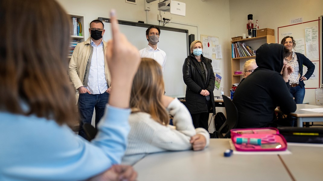 Pernille Rosenkrantz-Theil var sammen med Jens Joel (S) og overborgmester Lars Weiss (S) på Husum Skole torsdag.