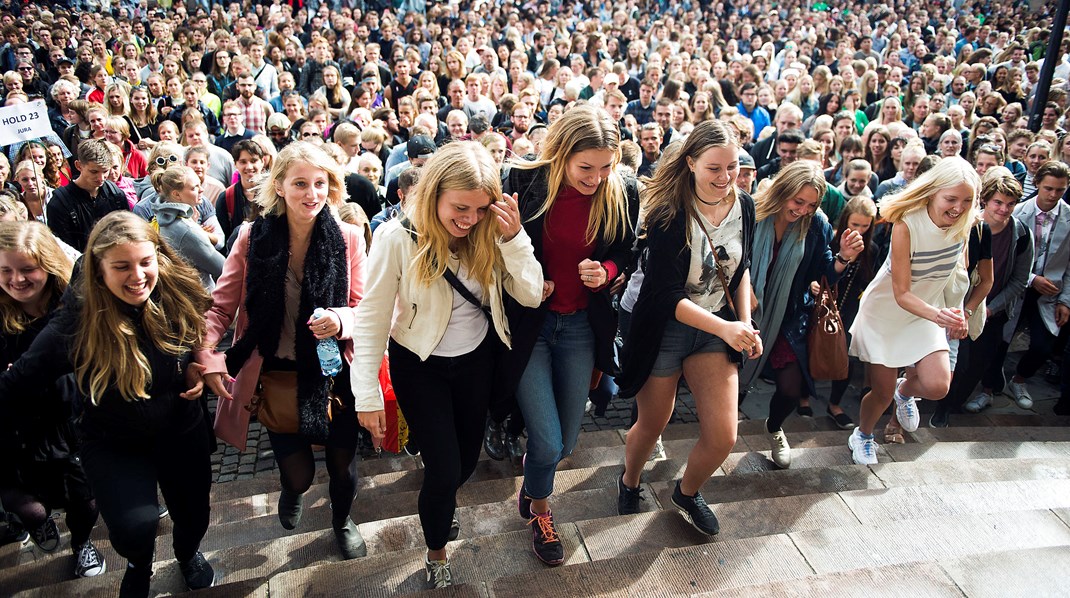 Selvom videregående uddannelser i princippet må åbne for alle studerende fra fredag d. 21 maj, gælder kravet om mindst en meters afstand mellem de studerende stadig, og det umuliggør den fuldstændige genåbning siger vicedirektør på Københavns Universitet.