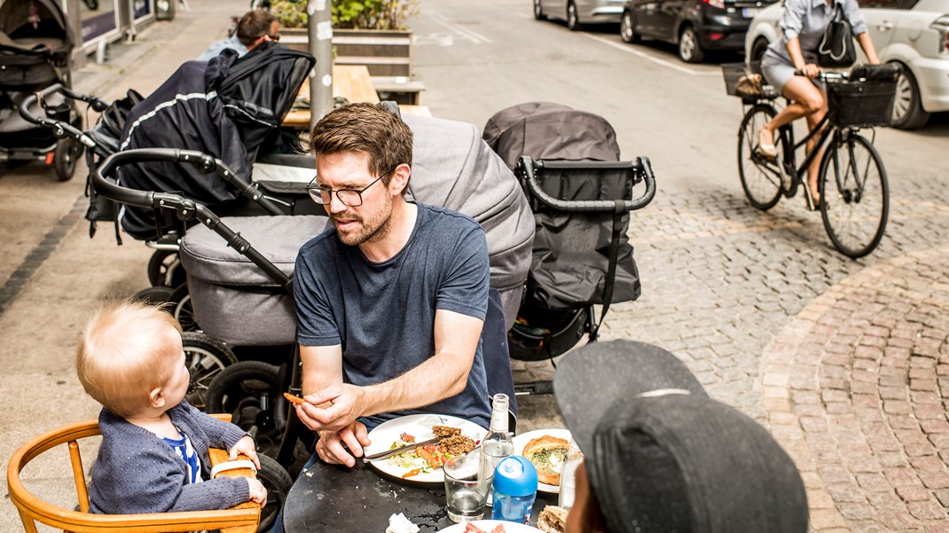 S har én gang brændt sig på øremærket barsel til fædre. Nu gør de det måske igen