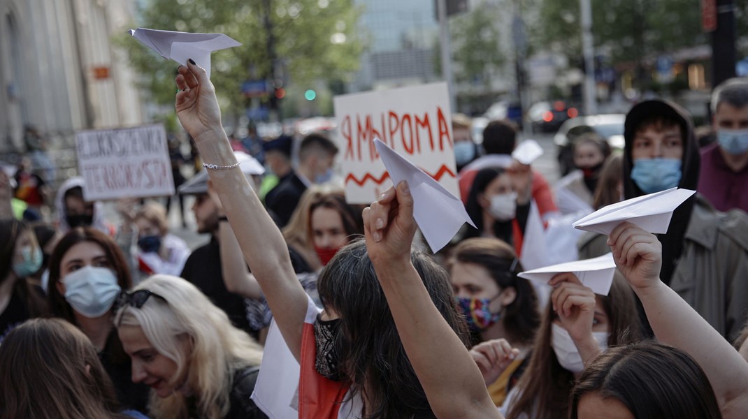 Ved en støttedemonstration i Polen mandag holder demonstranter papirfly op i protest mod den hviderussiske regering.