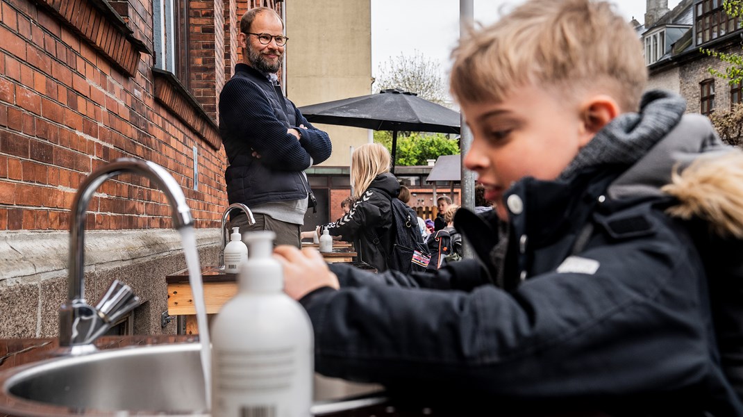 Under coronakrisen blev mange regler erstattet af få regler, og de rammer har vist, at folkeskolen på imponerende vis er i stand til at omstille sig og finde nye veje, skriver Claus Hjortdal.