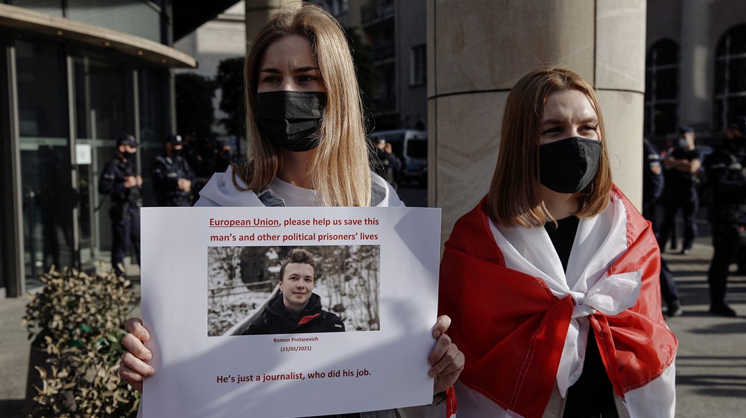 Demonstranter i Warszava protesterer mod anholdelsen af den hviderussiske journalist og aktivist Roman Protasevitj søndag. 