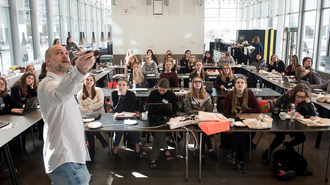 Vi bør klæde både piger og drenge på til at mestre kodning og oprette et selvstændigt fag i computer science i de ældre skoleklasser og på ungdomsuddannelserne, skriver Charlotte Mark og Stina Vrang Elias.